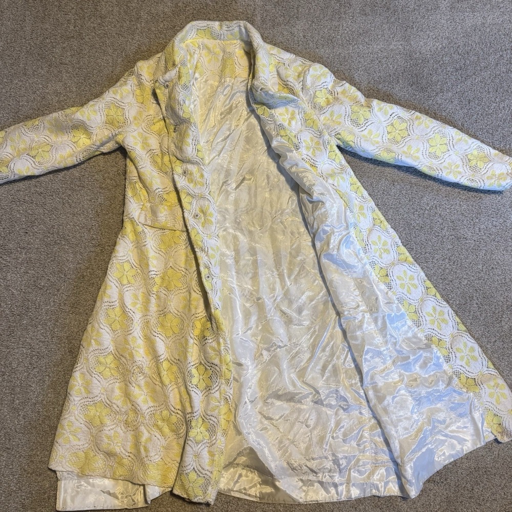 VNTG 70s Women's Yellow White Floral Swing Coat with creme satin lining - Picture 3 of 7